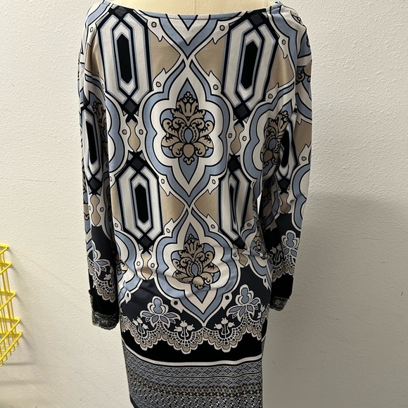 Geometric Patterned Long Sleeve Dress - Picture 4 of 4